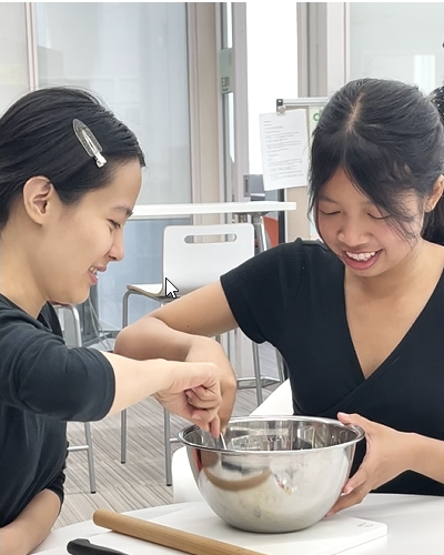 材料をかき回す様子