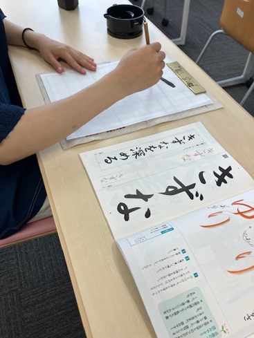 毛筆書写の実技指導の様子