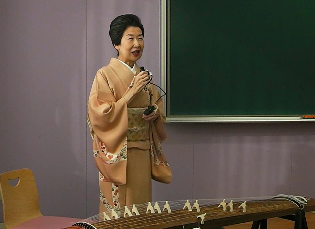 小池典子先生による箏、三絃、胡弓の特別講義を実施しました | 国際